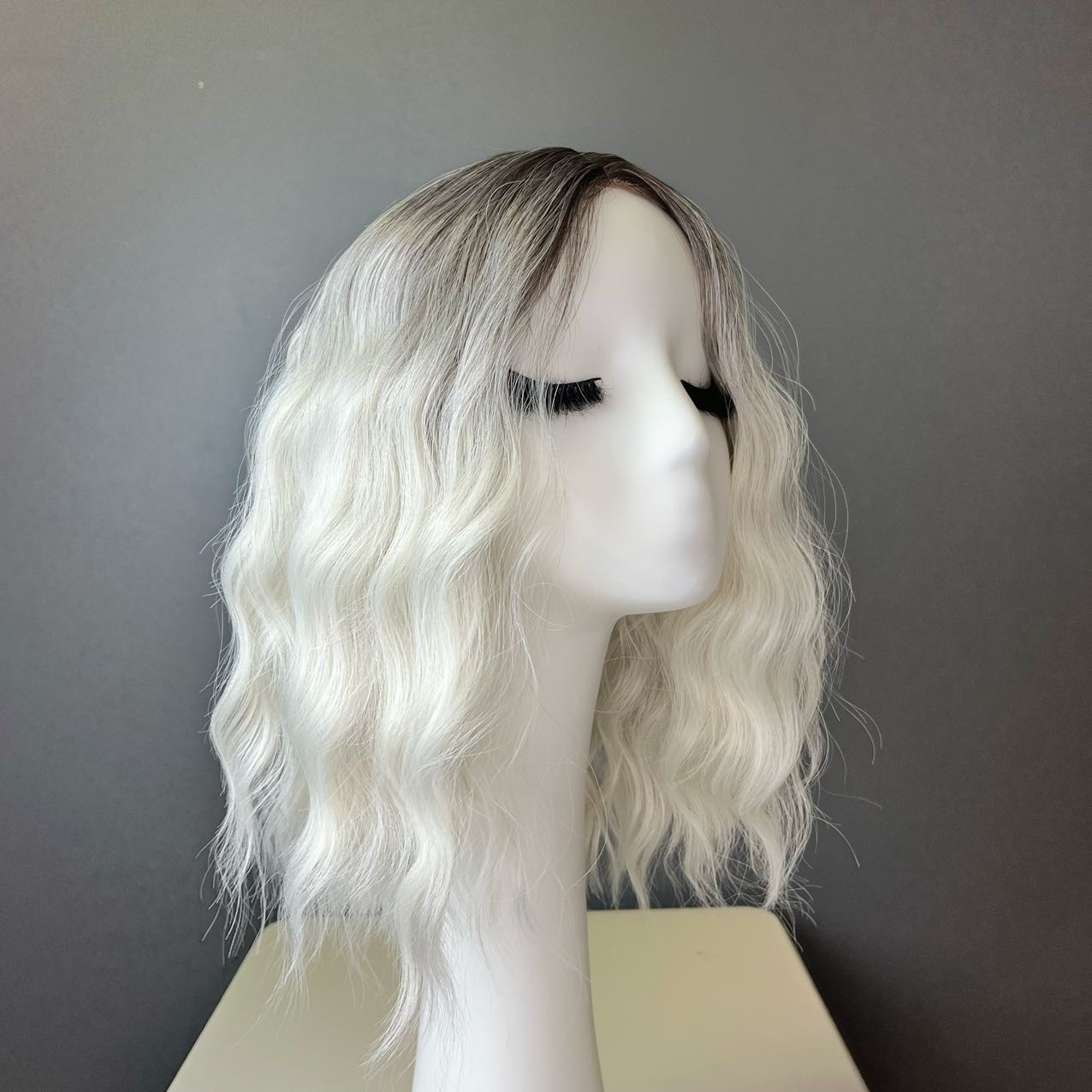 Synthetic Wig - Wavy Grey to Silver Gradient, Shoudler-Length - cngwigs